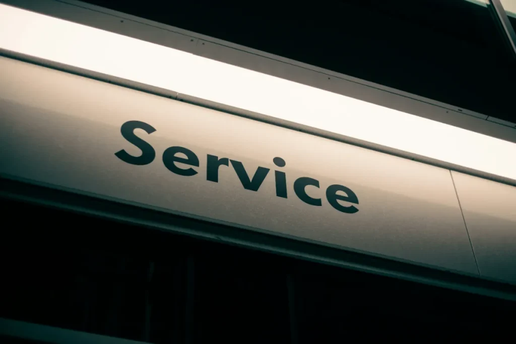 「Service」と書かれたパネル