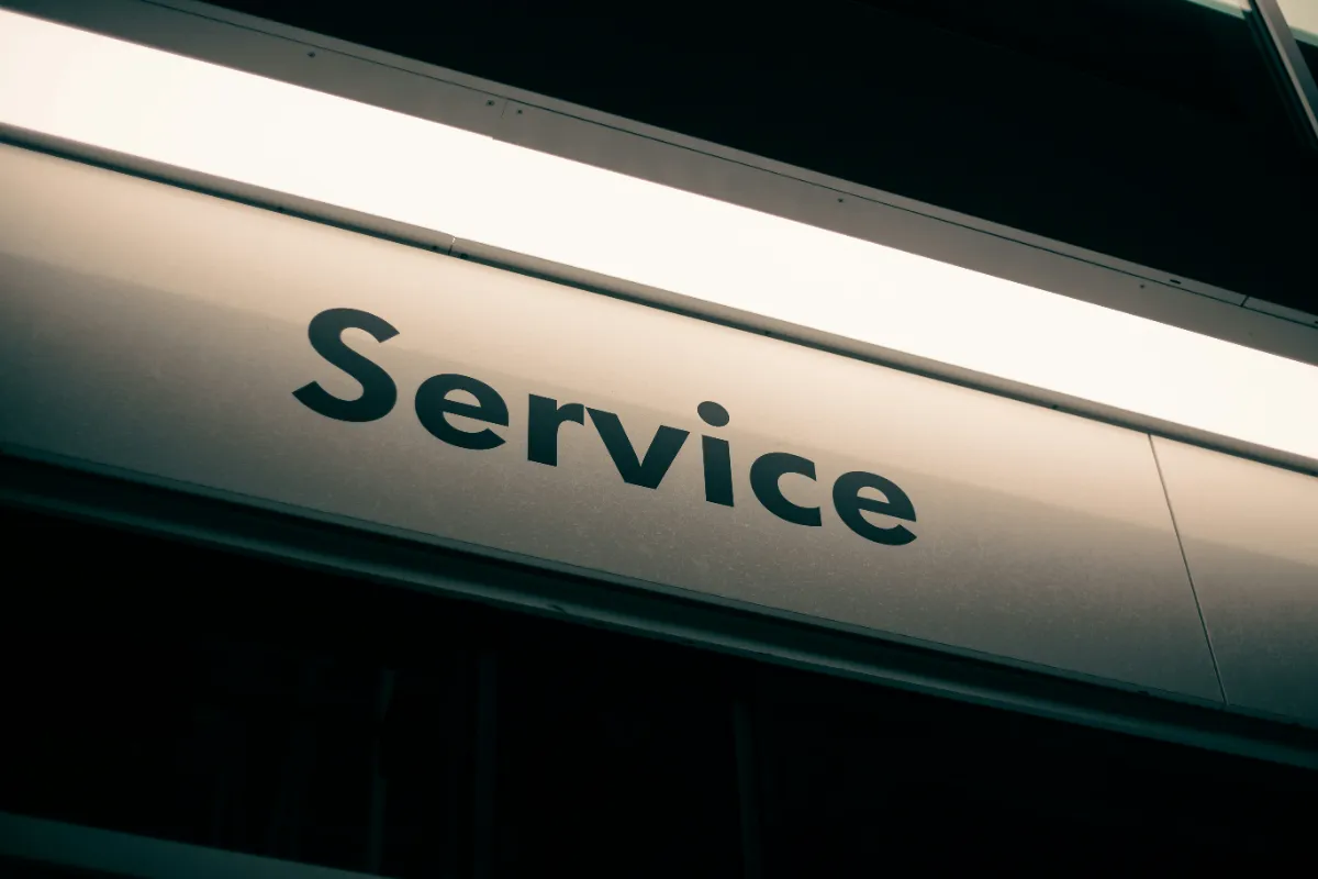 「Service」と書かれたパネル