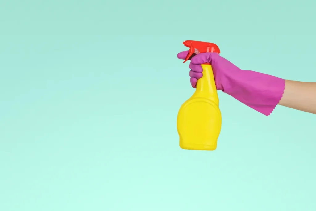 スプレーボトルを持つ手