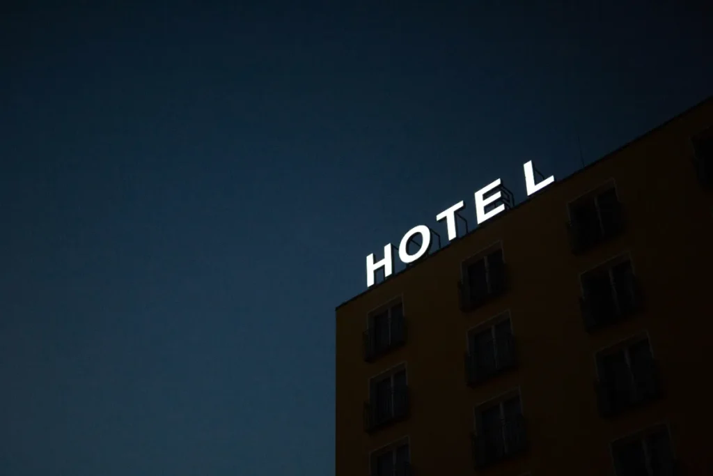 建物の屋上にある「HOTEL」の白い看板