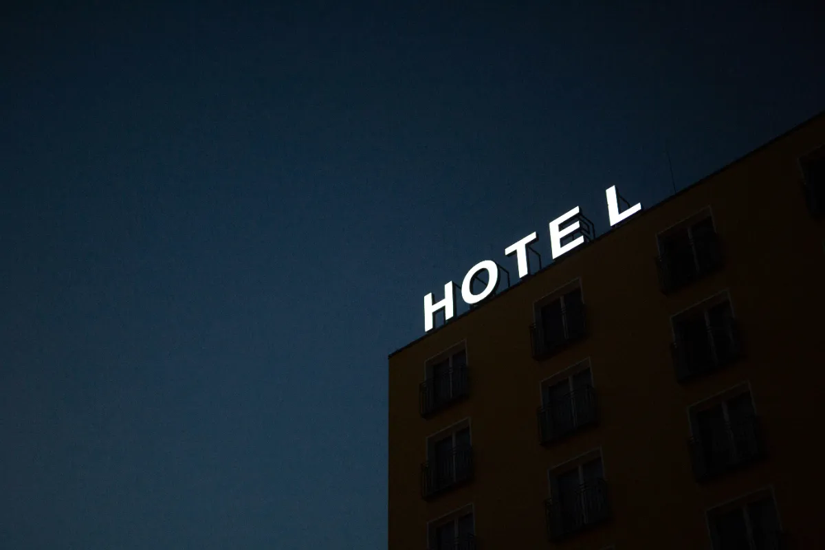 建物の屋上にある「HOTEL」の白い看板