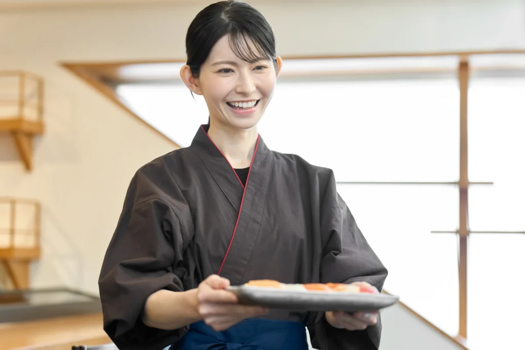 料理を運ぶ和食の従業員