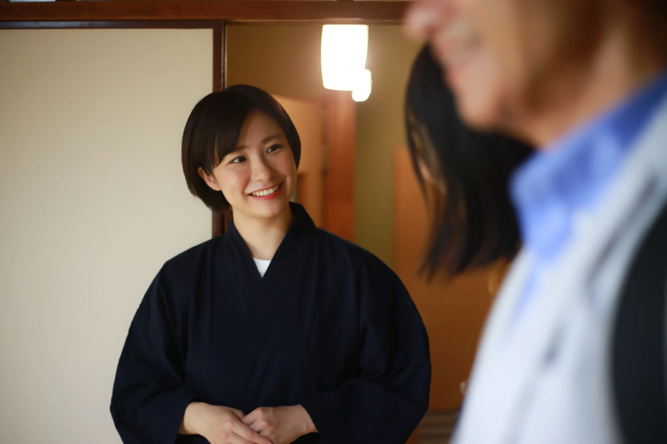 旅館で接客中の仲居