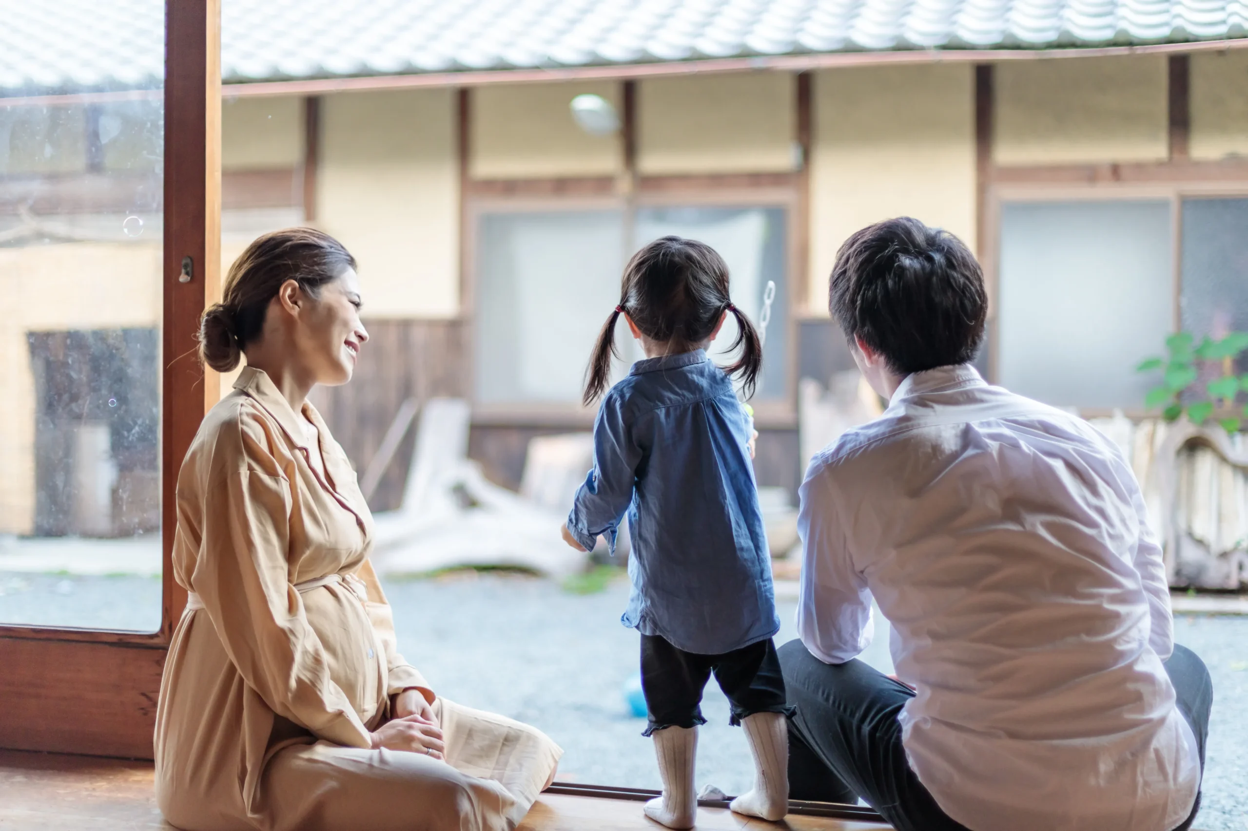 移住して田舎暮らしをする家族が縁側で過ごす