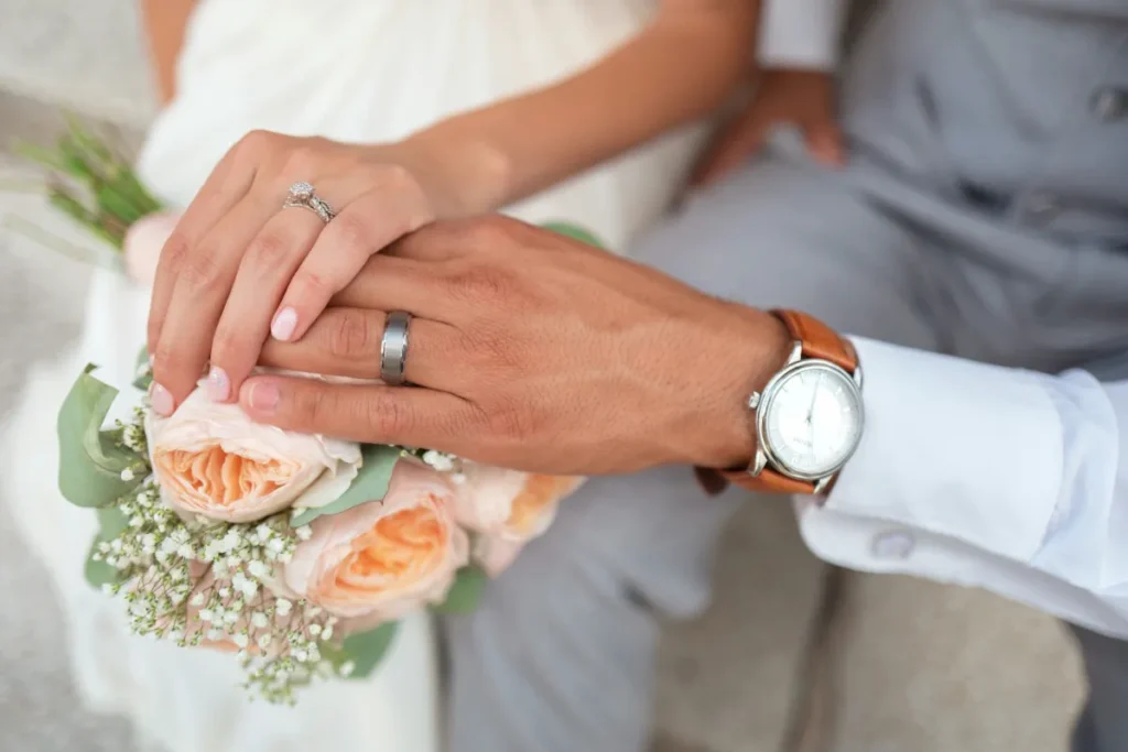 結婚指輪を着けた新郎新婦の手元