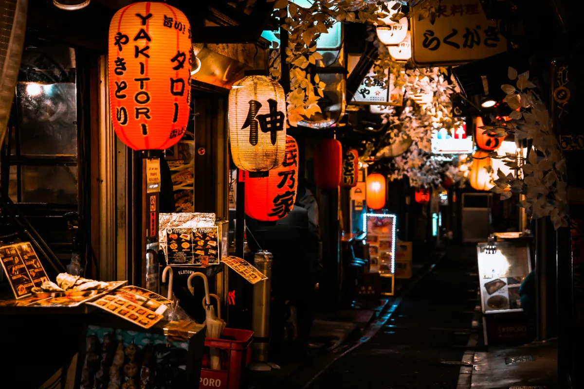赤提灯が並ぶ夜の飲食店街