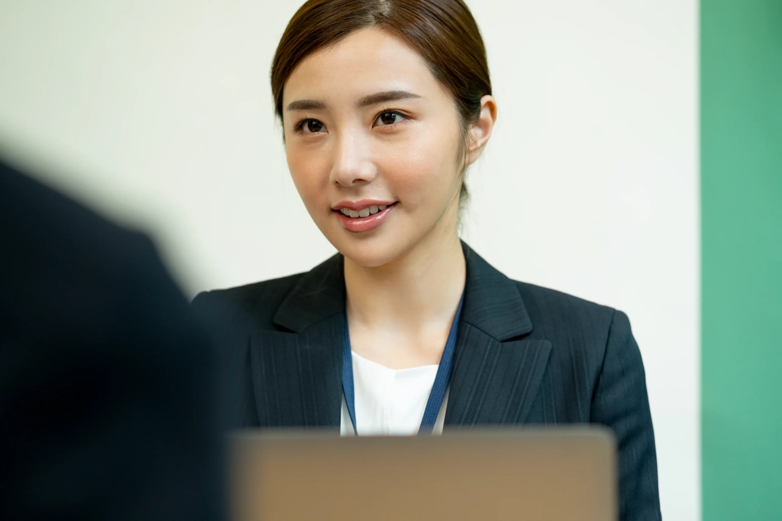 面接をする女性