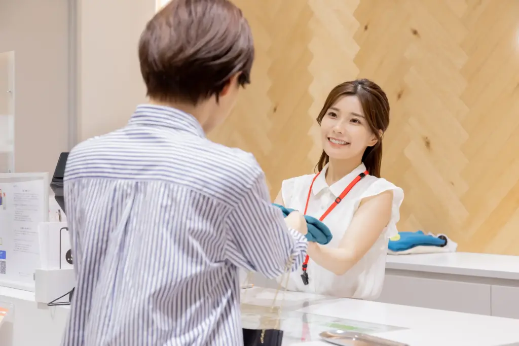アパレル・ブティック会計シーン