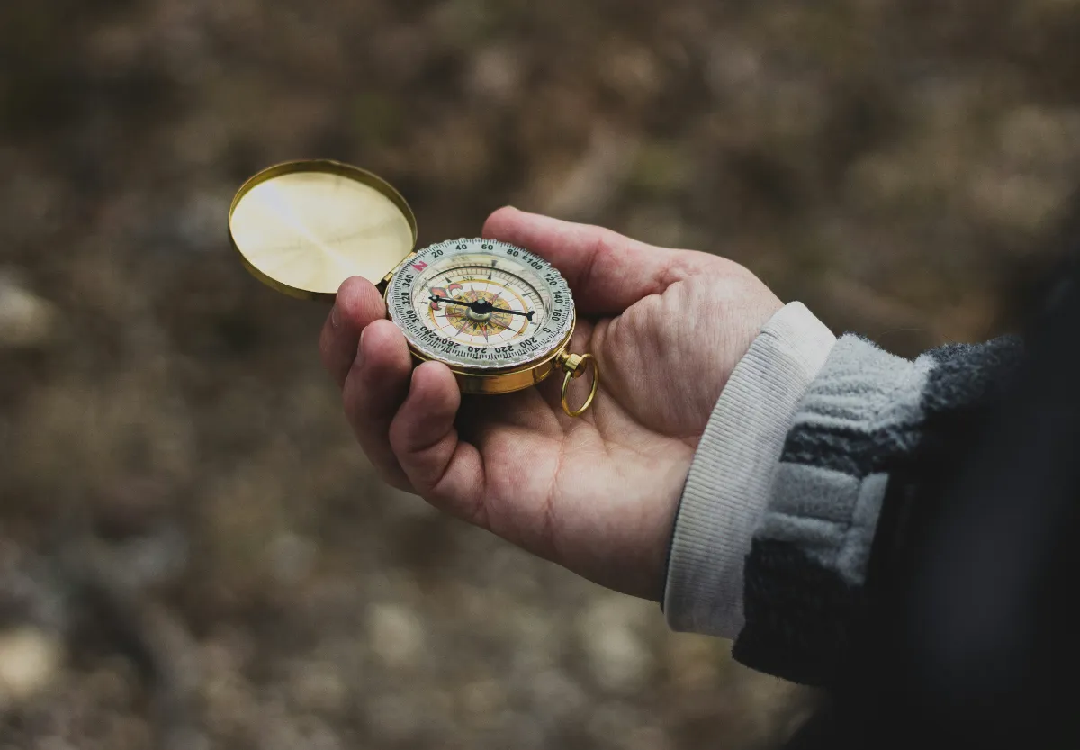 コンパスを持った手元のアップ