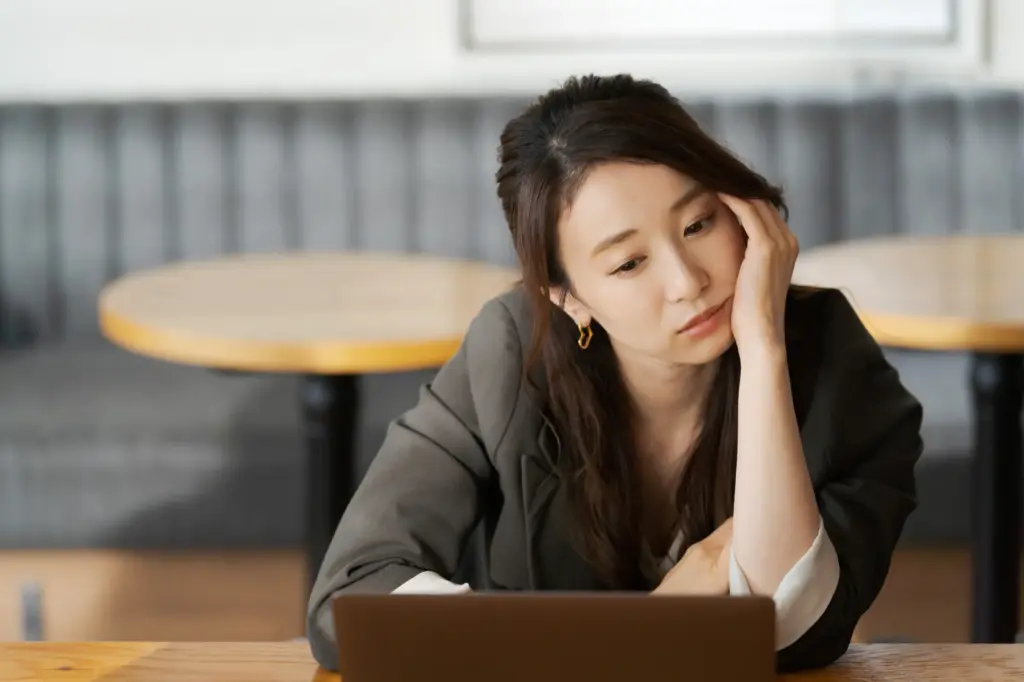 オフィスで働く疲れた女性