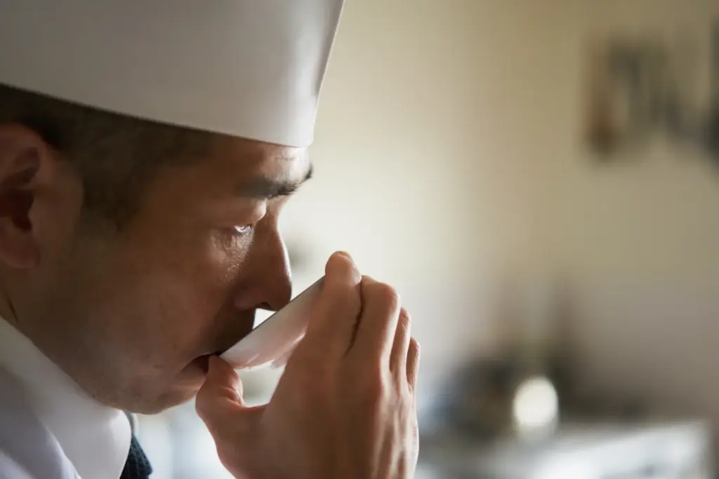 味見をする板前
