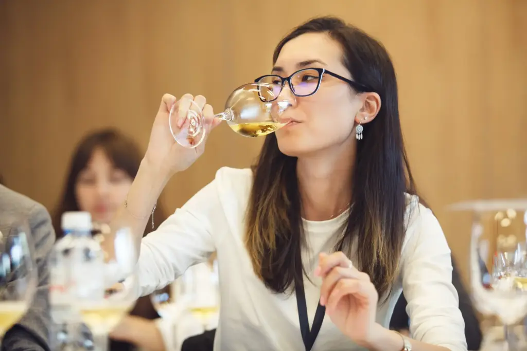 白ワインをテイスティングする女性ソムリエ